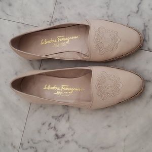 Vintage Salvatore Ferragamo beige espadrilles 6.5 flat shoes logo